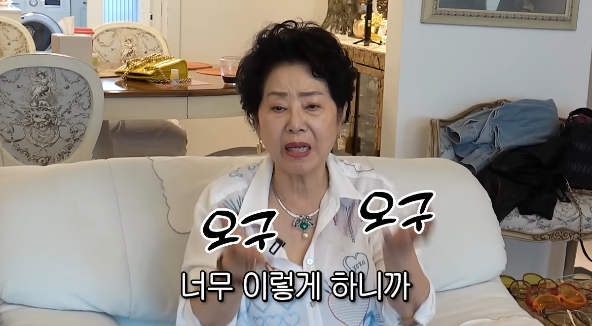 노란 수영복에 섹시한 몸매 어필하는 존예 처자