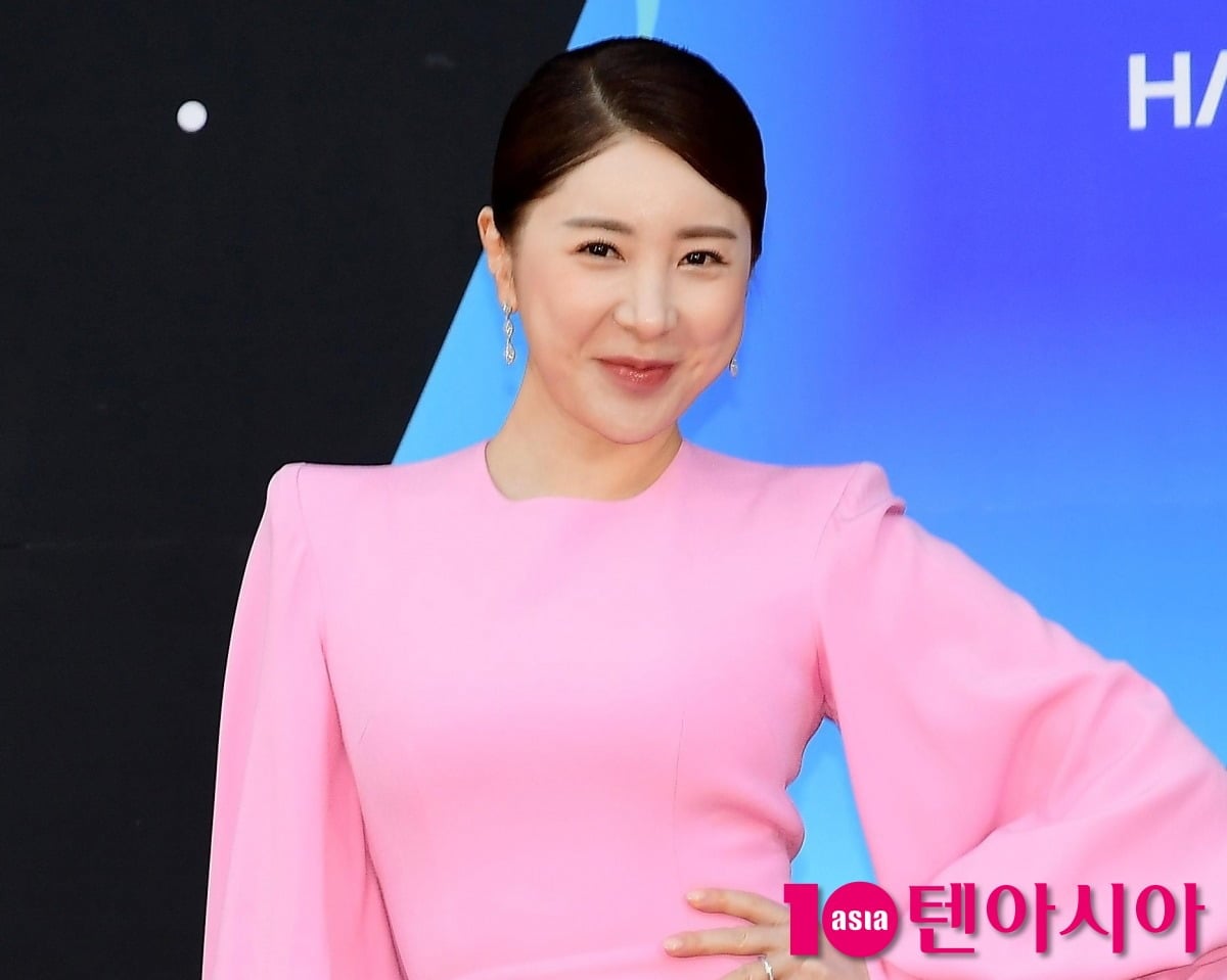 노란 수영복에 섹시한 몸매 어필하는 존예 처자
