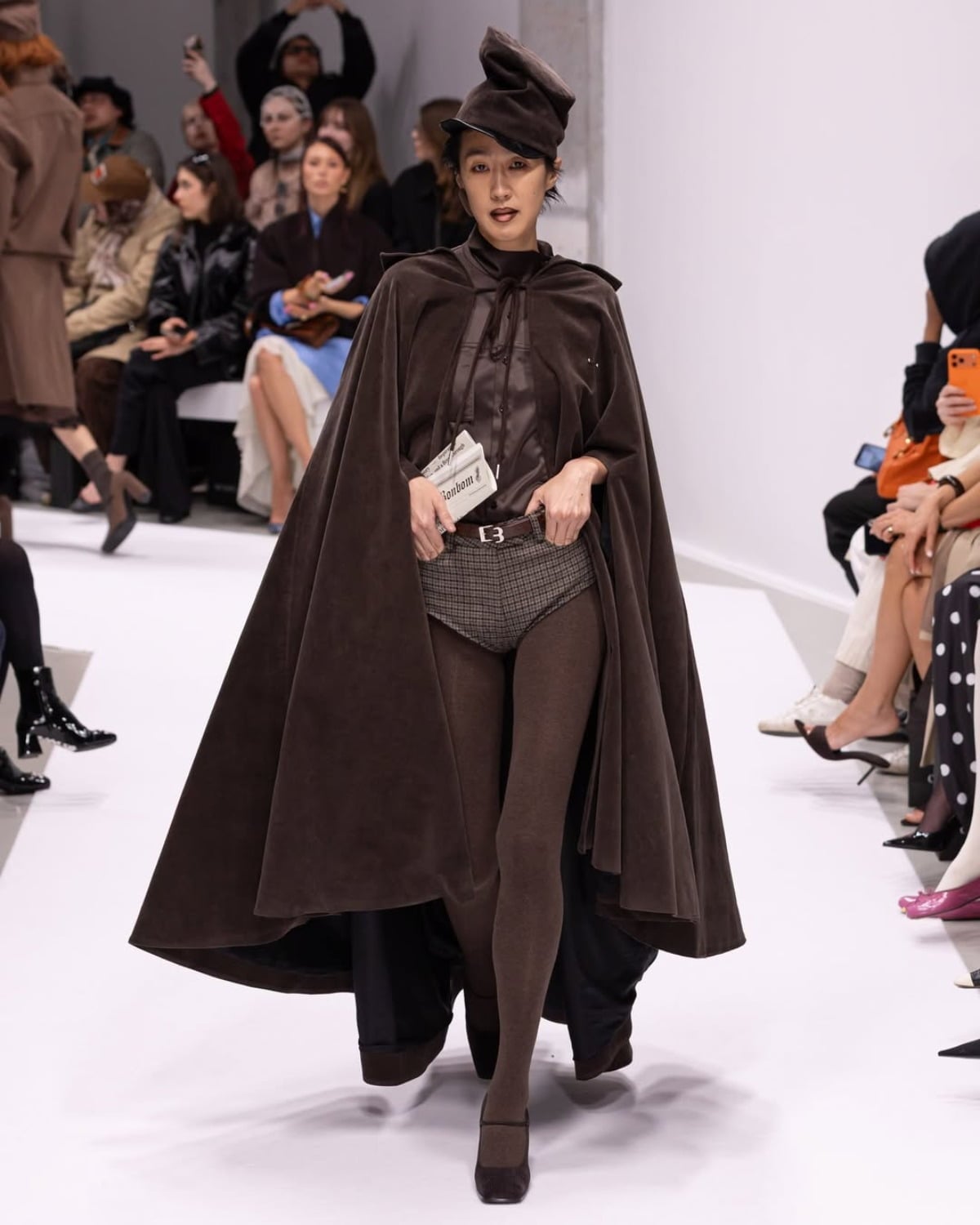 Hong Jin-kyung surprised fans with her professional model moment.