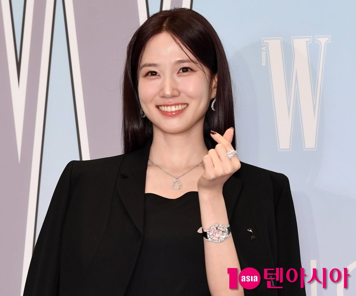 노란 수영복에 섹시한 몸매 어필하는 존예 처자