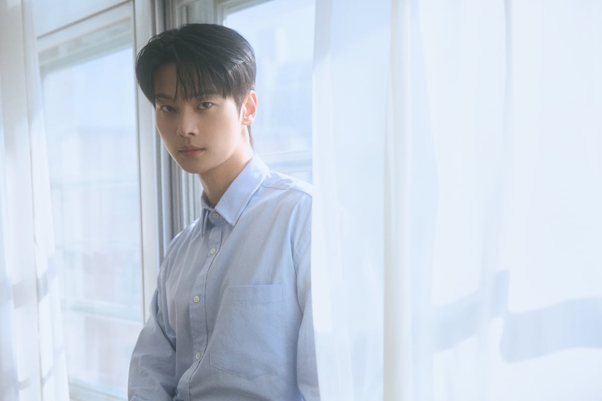 노란 수영복에 섹시한 몸매 어필하는 존예 처자