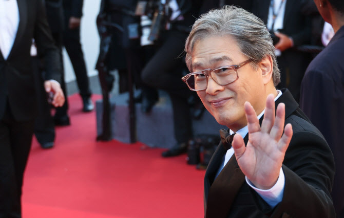 Director Park Chan-wook, who is serving as the Jury President for this year's competition category, greets reporters and the audience on the red carpet on the 12th (local time), the opening day of the 79th Cannes International Film Festival. (Photo=News1)