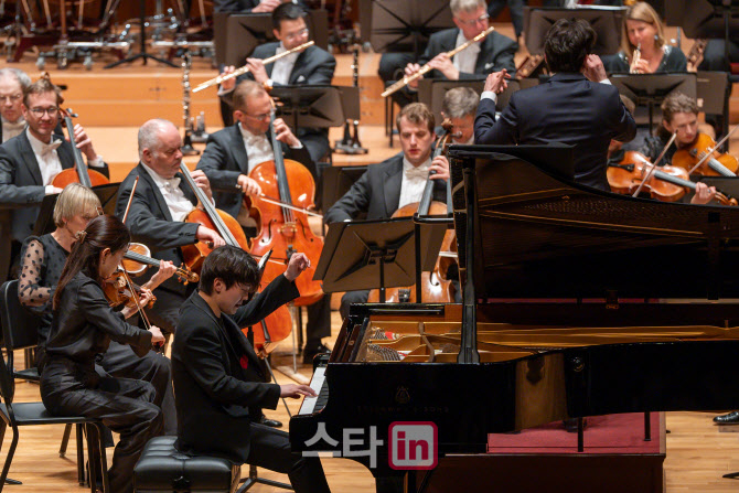 Performance scene of Rahav Shani and the Munich Philharmonic