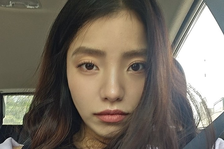 노란 수영복에 섹시한 몸매 어필하는 존예 처자