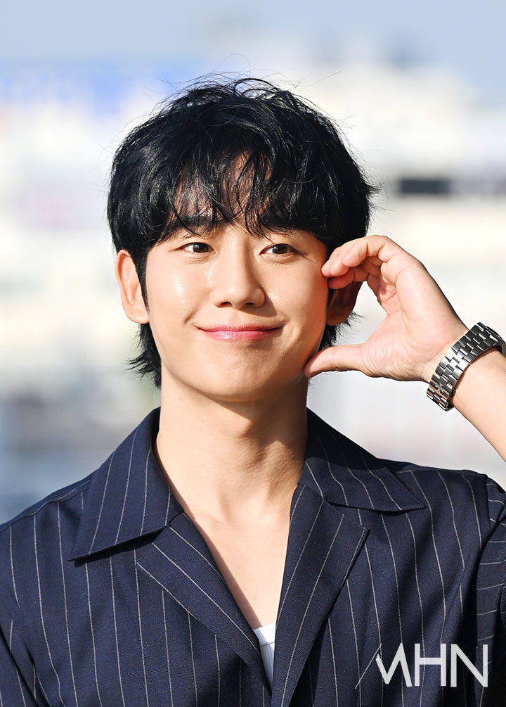 노란 수영복에 섹시한 몸매 어필하는 존예 처자