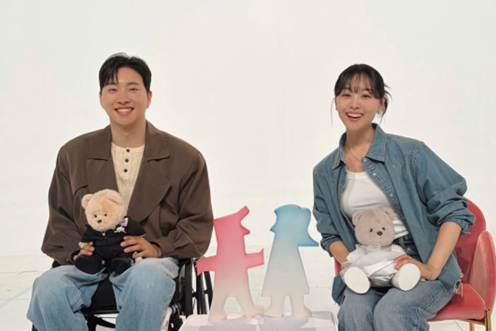 노란 수영복에 섹시한 몸매 어필하는 존예 처자