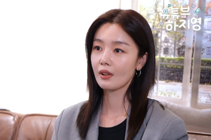 노란 수영복에 섹시한 몸매 어필하는 존예 처자