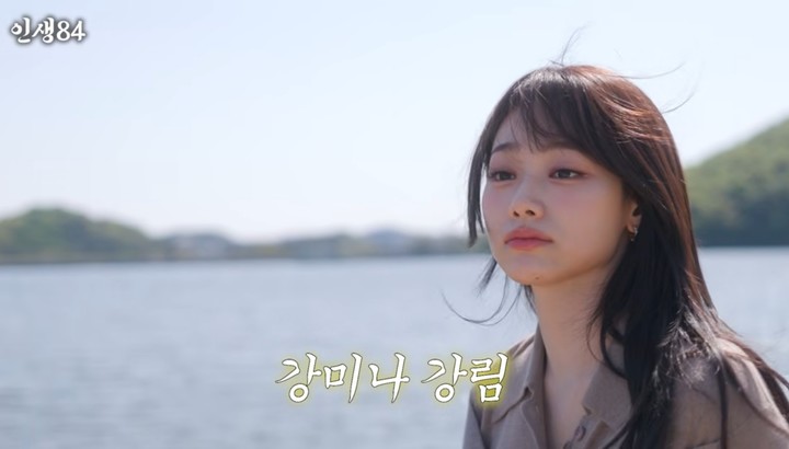 노란 수영복에 섹시한 몸매 어필하는 존예 처자