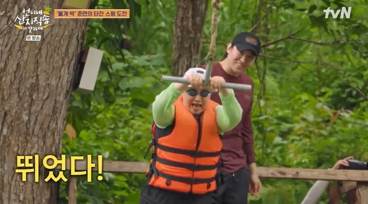 노란 수영복에 섹시한 몸매 어필하는 존예 처자