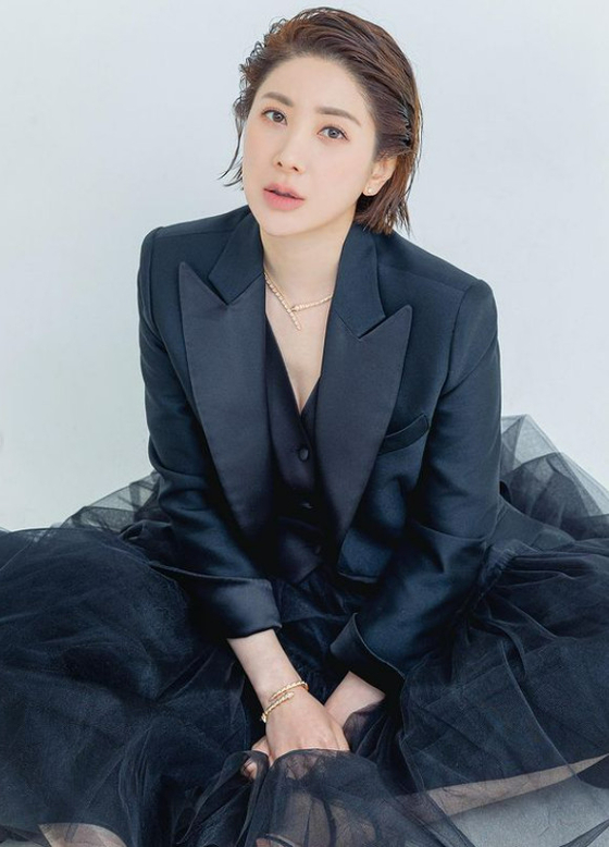노란 수영복에 섹시한 몸매 어필하는 존예 처자