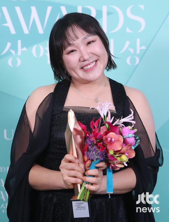 노란 수영복에 섹시한 몸매 어필하는 존예 처자