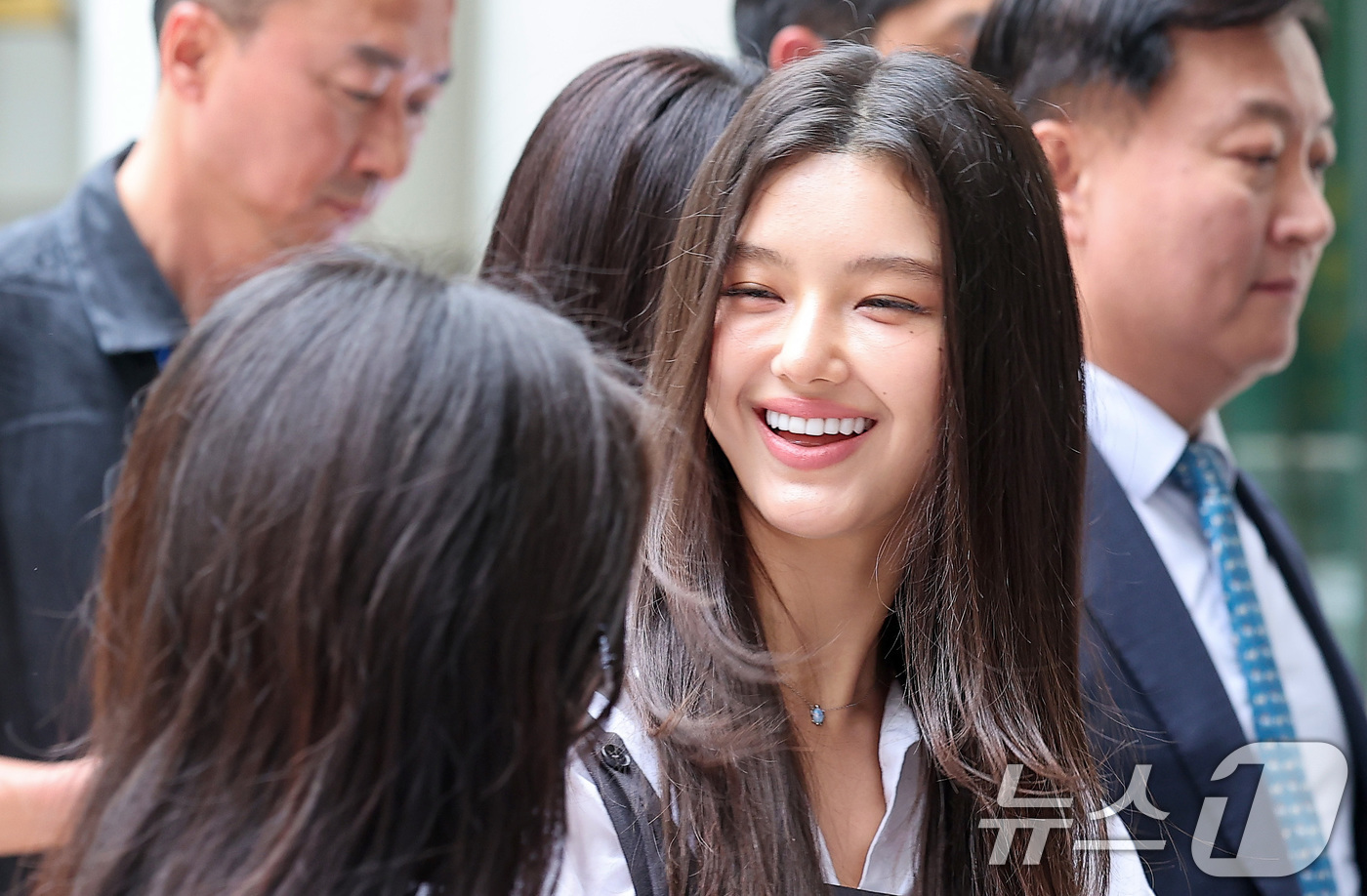 노란 수영복에 섹시한 몸매 어필하는 존예 처자