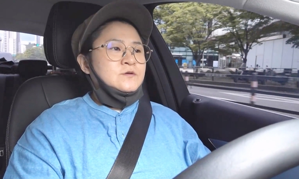 노란 수영복에 섹시한 몸매 어필하는 존예 처자