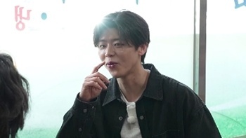 노란 수영복에 섹시한 몸매 어필하는 존예 처자