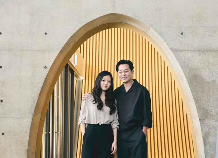 (From left) Actors Go Ah-sung and Lee Seo-jin have both challenged themselves in the theater genre through the play 'Uncle Vanya'. Photo | LG Arts Center