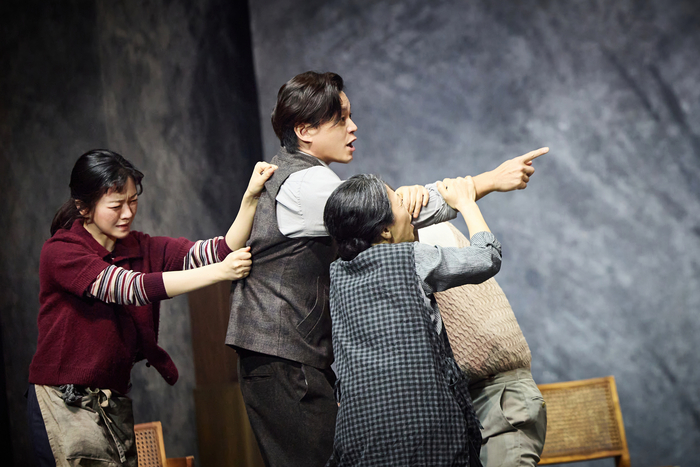 Go Ah-sung is delivering deep emotion to the audience by portraying the firm and delicate layers of the character in the play 'Uncle Vanya'. Photo | LG Arts Center