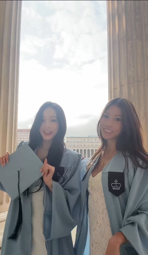 노란 수영복에 섹시한 몸매 어필하는 존예 처자