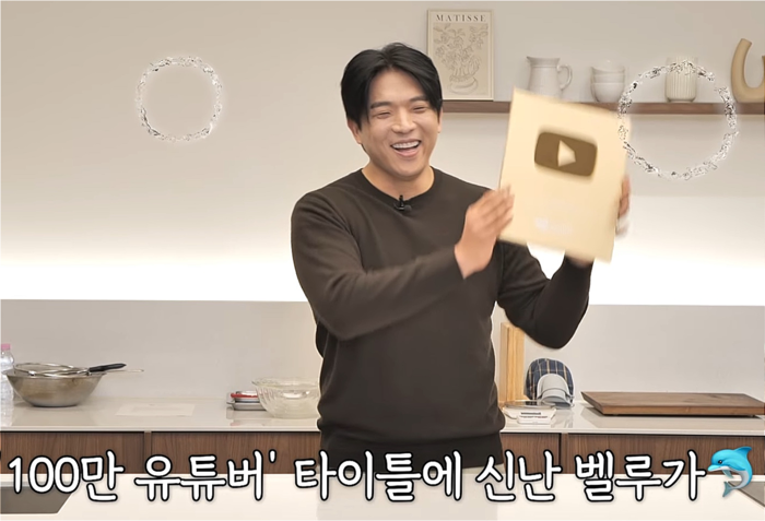 노란 수영복에 섹시한 몸매 어필하는 존예 처자