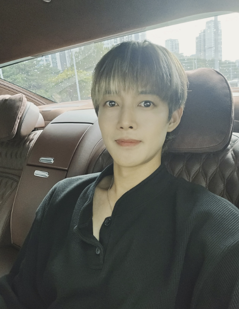 노란 수영복에 섹시한 몸매 어필하는 존예 처자