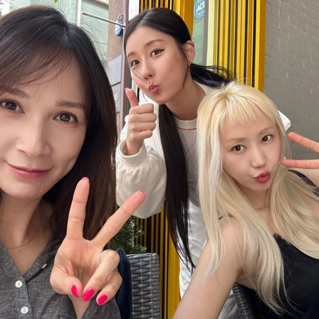 노란 수영복에 섹시한 몸매 어필하는 존예 처자