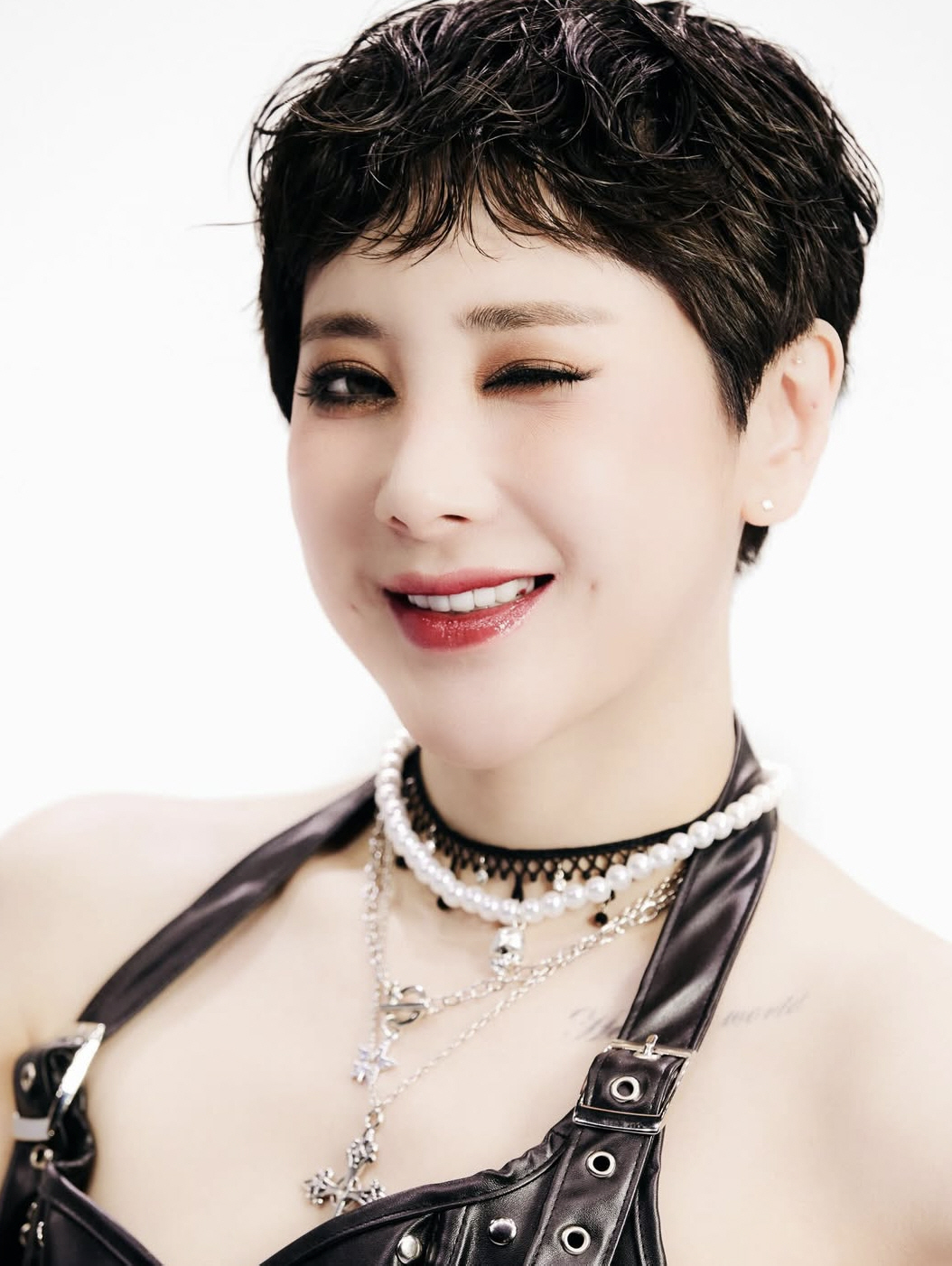 노란 수영복에 섹시한 몸매 어필하는 존예 처자