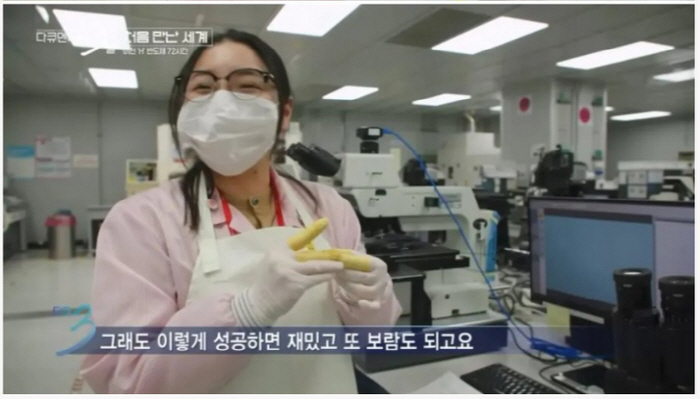 노란 수영복에 섹시한 몸매 어필하는 존예 처자