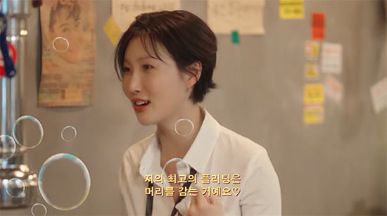 노란 수영복에 섹시한 몸매 어필하는 존예 처자