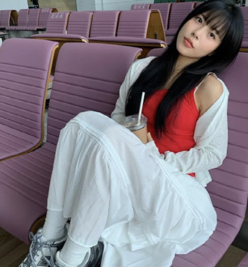 노란 수영복에 섹시한 몸매 어필하는 존예 처자