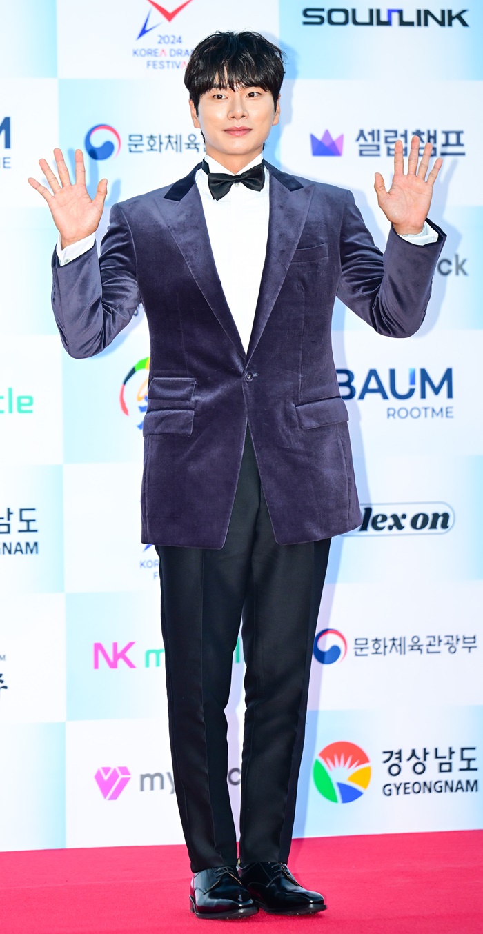 노란 수영복에 섹시한 몸매 어필하는 존예 처자