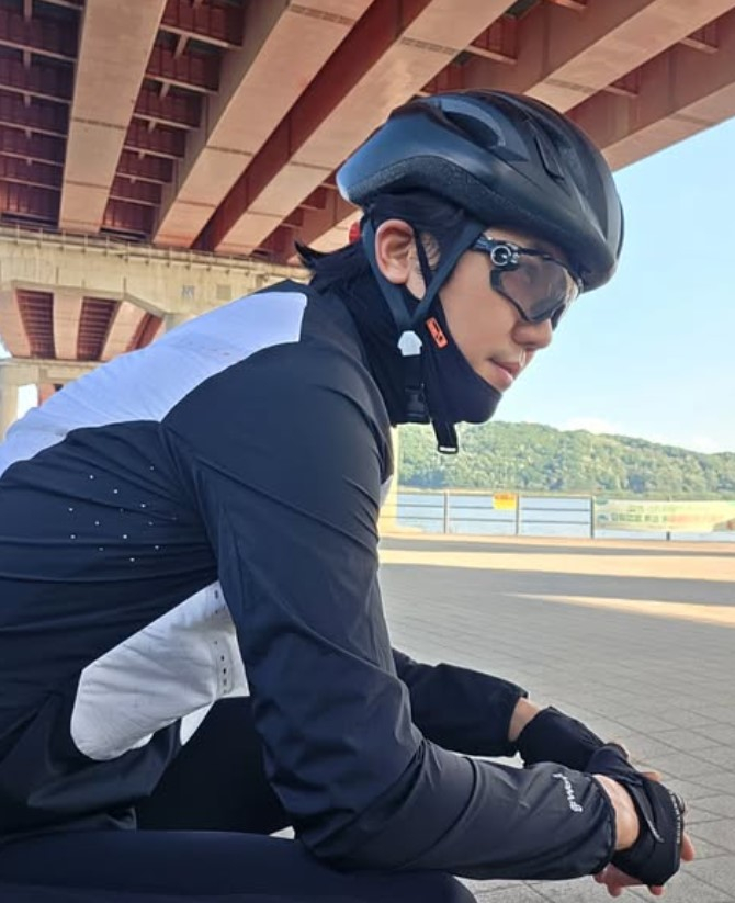 노란 수영복에 섹시한 몸매 어필하는 존예 처자