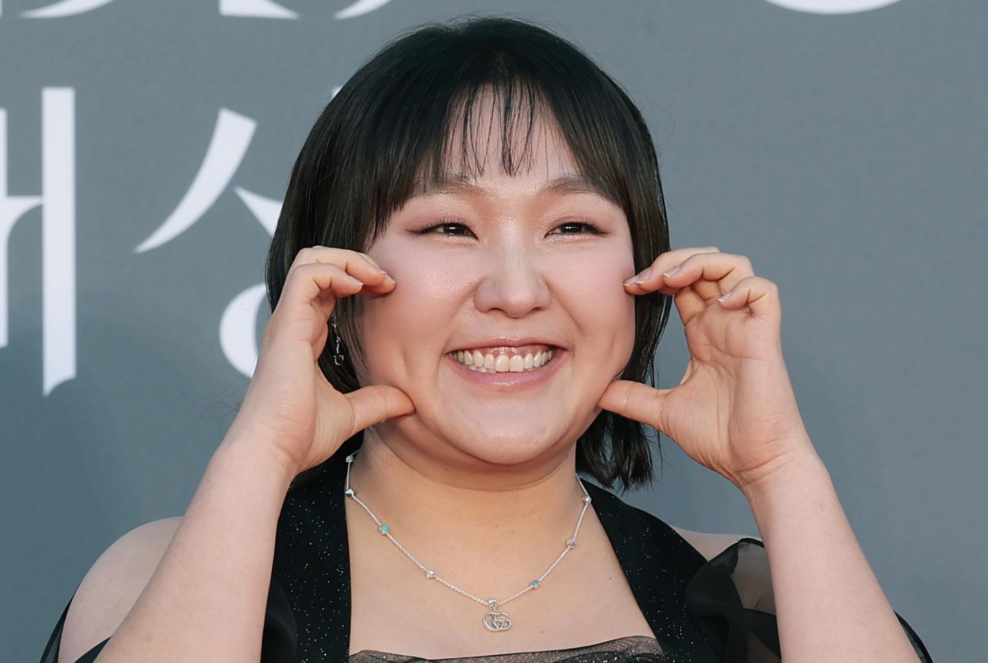 노란 수영복에 섹시한 몸매 어필하는 존예 처자