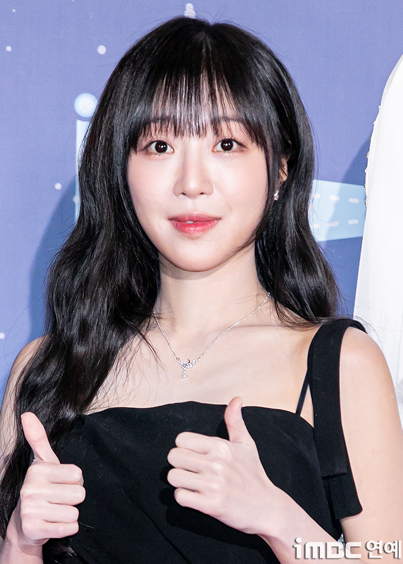 노란 수영복에 섹시한 몸매 어필하는 존예 처자