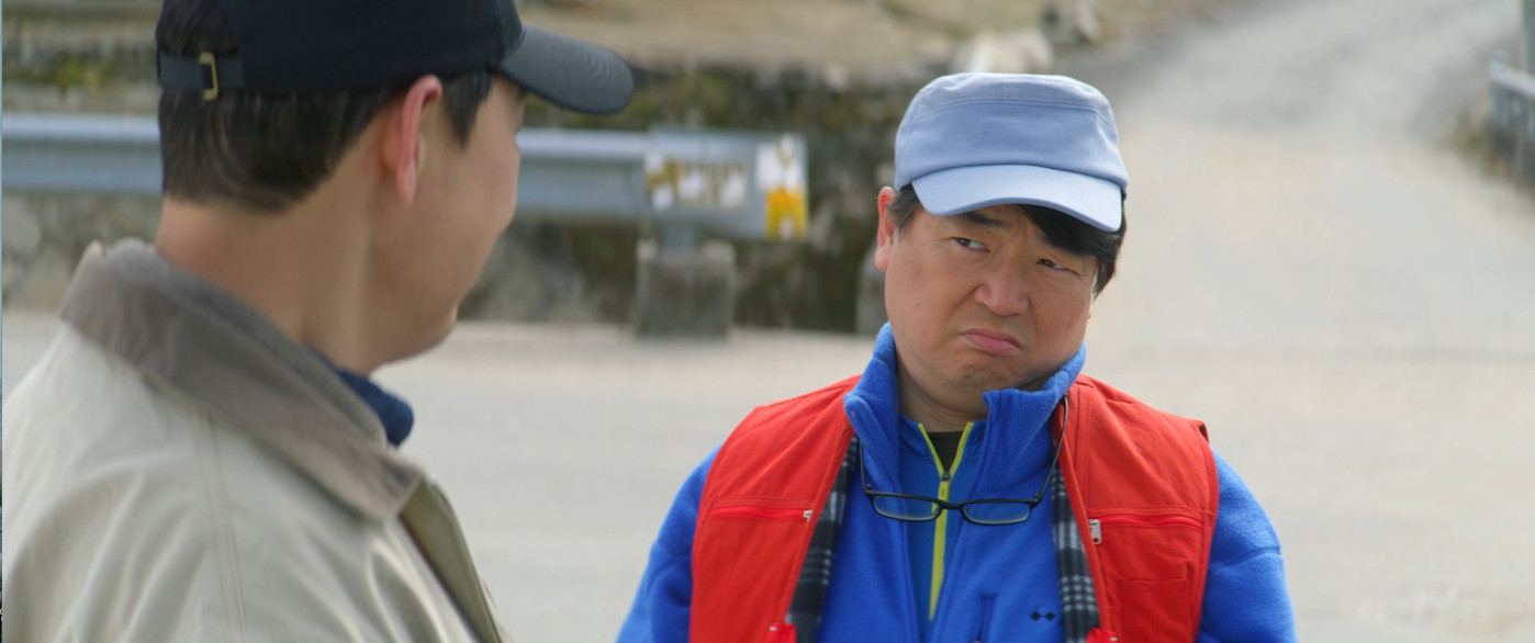 노란 수영복에 섹시한 몸매 어필하는 존예 처자