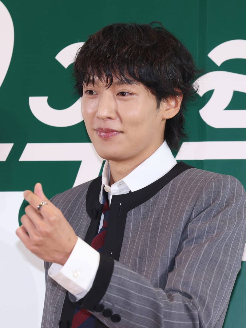 노란 수영복에 섹시한 몸매 어필하는 존예 처자