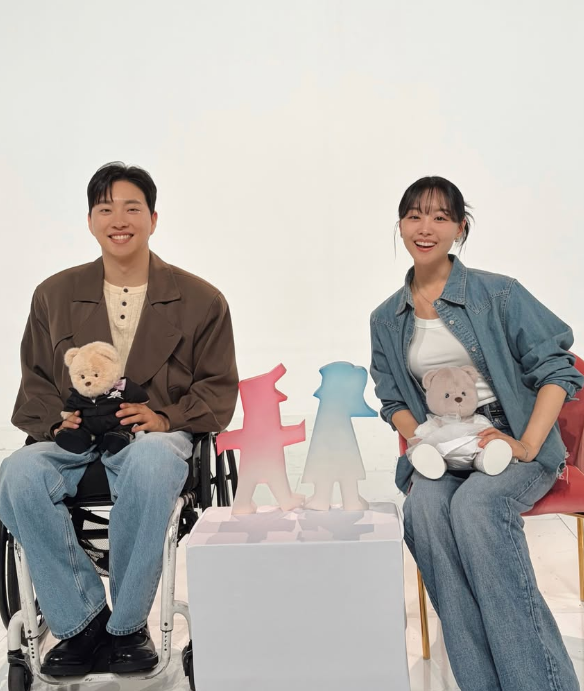 노란 수영복에 섹시한 몸매 어필하는 존예 처자
