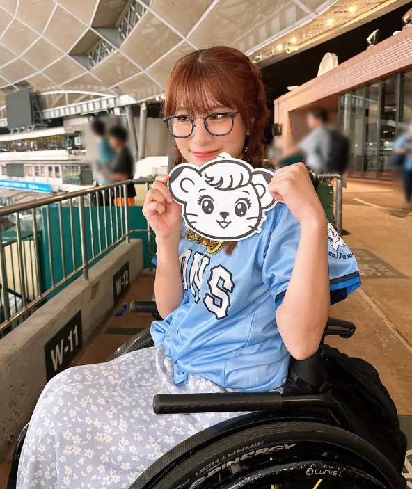 노란 수영복에 섹시한 몸매 어필하는 존예 처자