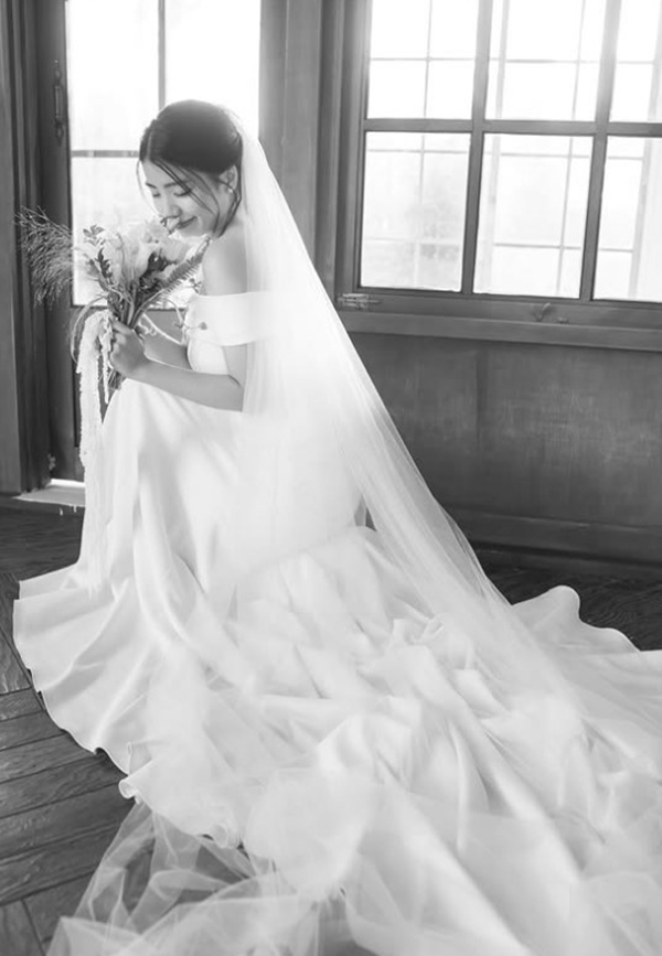 노란 수영복에 섹시한 몸매 어필하는 존예 처자
