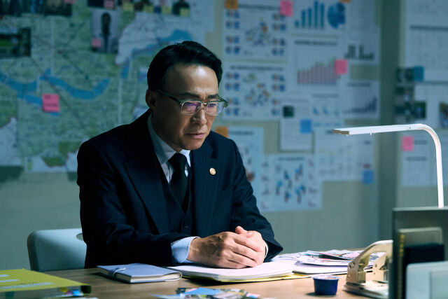 'Chamgyoyuk' lead actor Lee Sung-min character still / Netflix