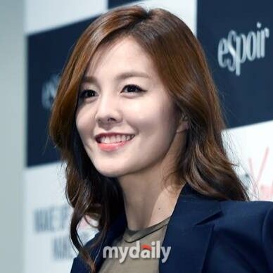 노란 수영복에 섹시한 몸매 어필하는 존예 처자