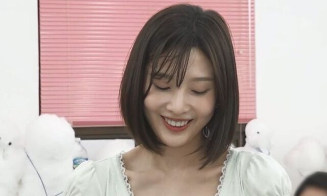 노란 수영복에 섹시한 몸매 어필하는 존예 처자