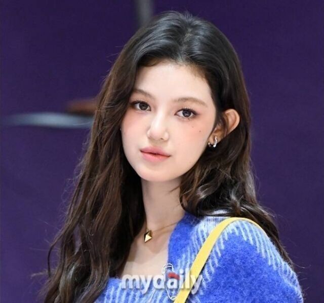 노란 수영복에 섹시한 몸매 어필하는 존예 처자