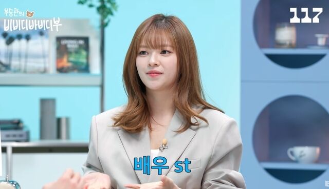 노란 수영복에 섹시한 몸매 어필하는 존예 처자