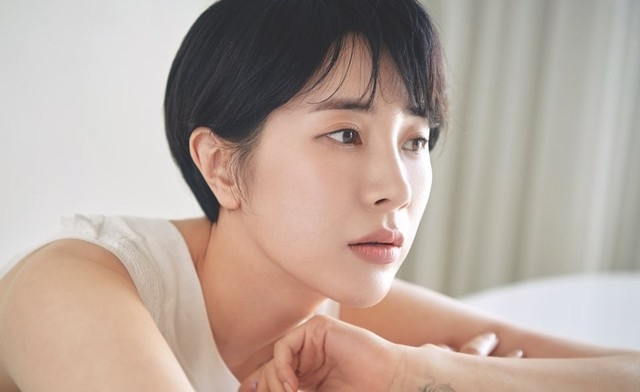 노란 수영복에 섹시한 몸매 어필하는 존예 처자
