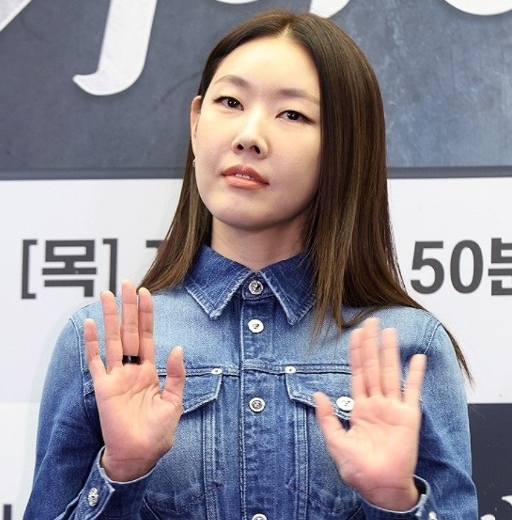 노란 수영복에 섹시한 몸매 어필하는 존예 처자