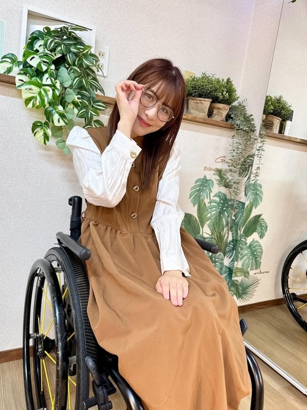 노란 수영복에 섹시한 몸매 어필하는 존예 처자