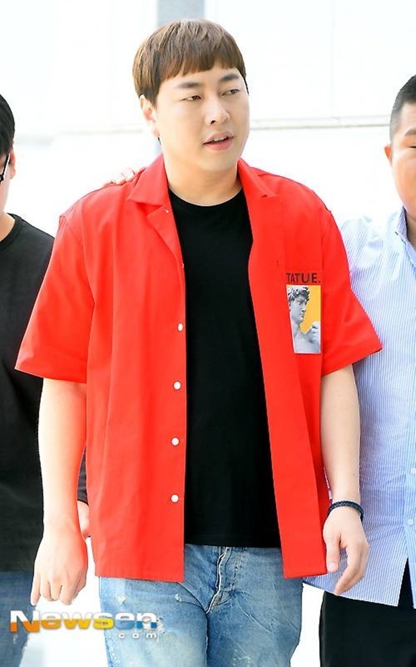 노란 수영복에 섹시한 몸매 어필하는 존예 처자