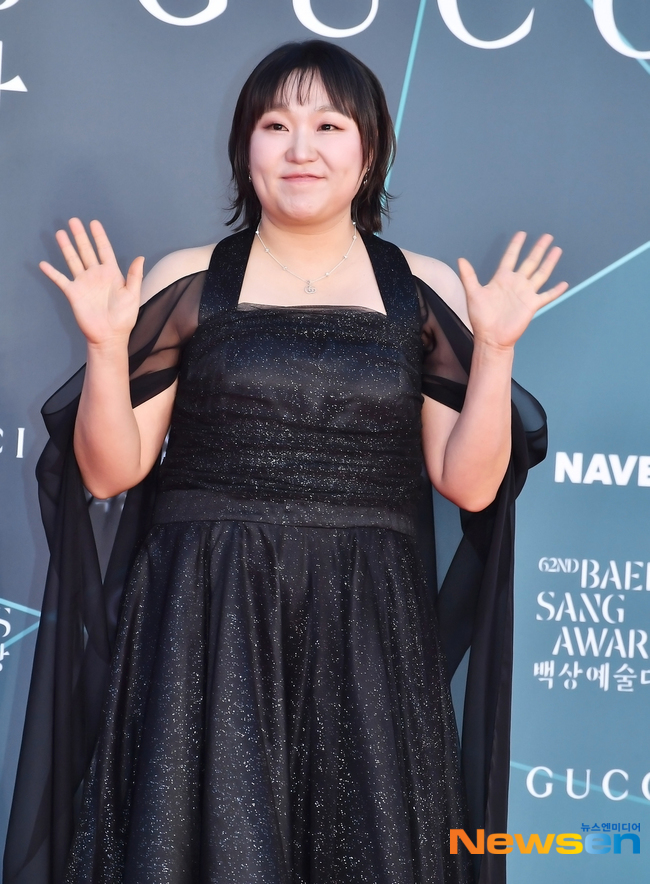 노란 수영복에 섹시한 몸매 어필하는 존예 처자