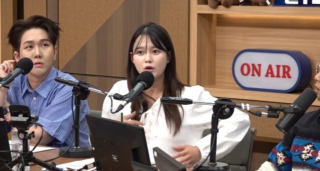 노란 수영복에 섹시한 몸매 어필하는 존예 처자