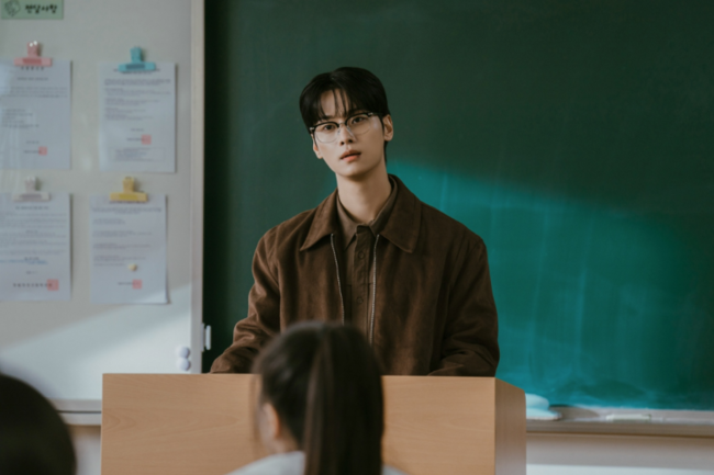 노란 수영복에 섹시한 몸매 어필하는 존예 처자