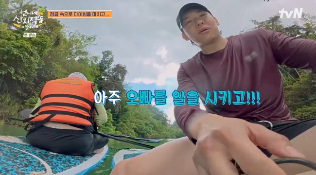 노란 수영복에 섹시한 몸매 어필하는 존예 처자